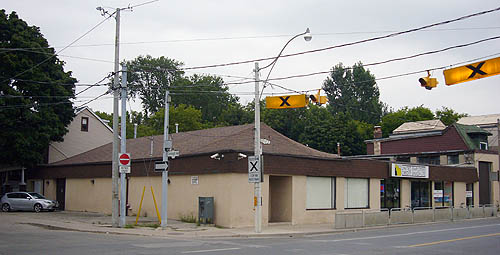 Single-storey building, one side of which has a peaked roof